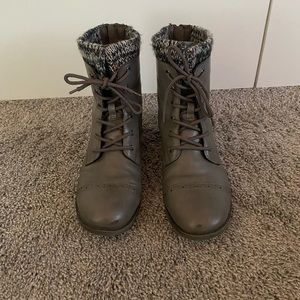 Boots size 9